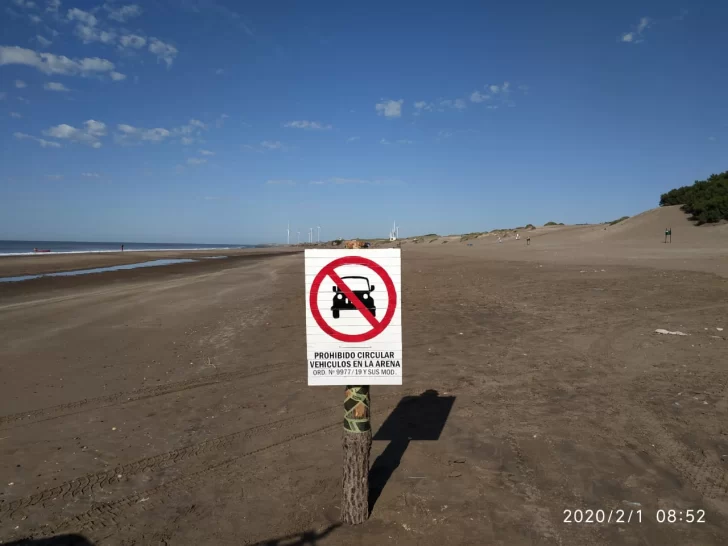 Realizan recambio de cartelería en las playas de Necochea