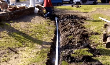 Renuevan canillas y desagües de la plaza Rocha