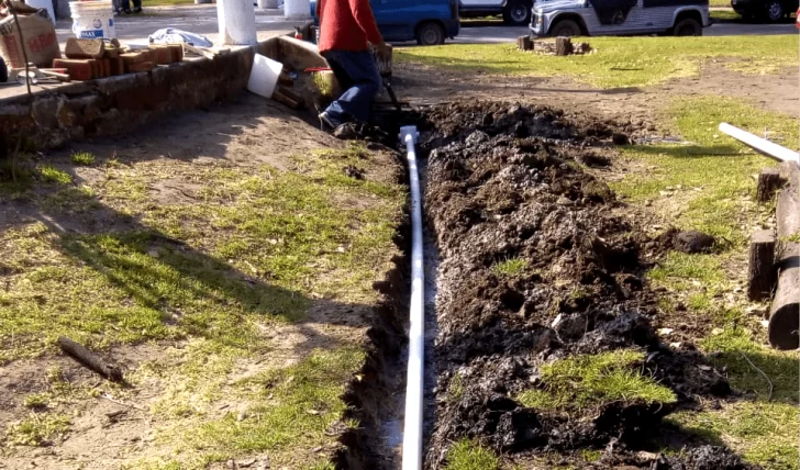 Renuevan canillas y desagües de la plaza Rocha