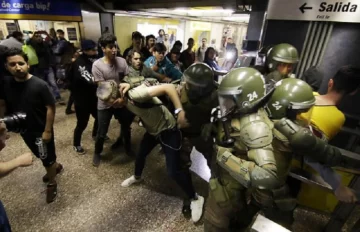 Cacerolazos y nuevos choques con la policía en Santiago de Chile en desafío al estado de emergencia