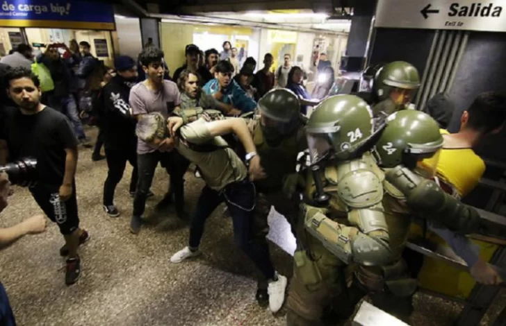 Cacerolazos y nuevos choques con la policía en Santiago de Chile en desafío al estado de emergencia