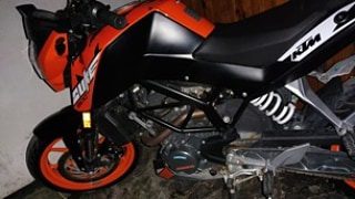 Roban una moto y dinero en una casa