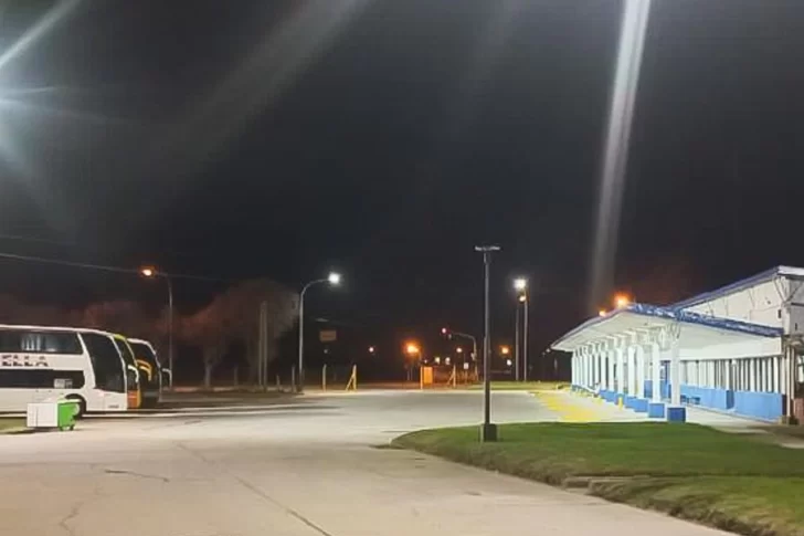 El edificio de la terminal cerrado de noche