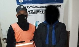 Pedía dinero para entregar una moto robada