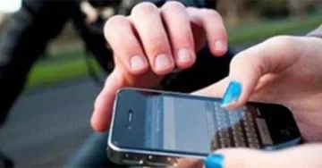 Motochorros arrebataron el celular a una mujer
