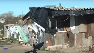 Más de 80 familias viven en los terrenos que están frente a la terminal
