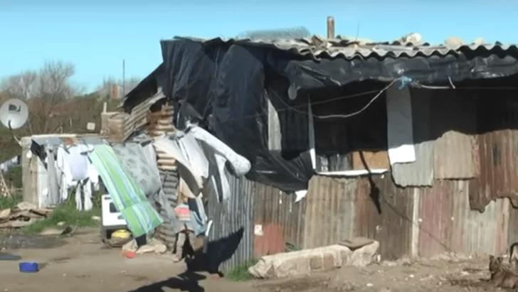 Más de 80 familias viven en los terrenos que están frente a la terminal