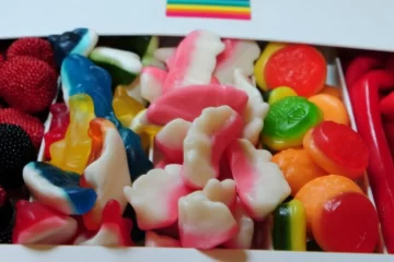 Se prohibió el uso y la venta de una marca de golosinas y de varios productos