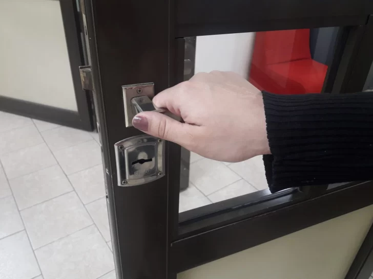 Estática imparable: ¿Por qué todo nos da una patadita?