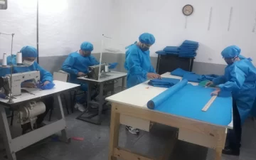 EN LOS TALLERES TEXTILES  En cárceles bonaerenses producen barbijos y camisolines para policías, médicos, enfermeros, bomberos y funcionarios judiciales