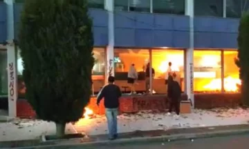 Atacaron e incendiaron el edificio del diario El Chubut en Trelew