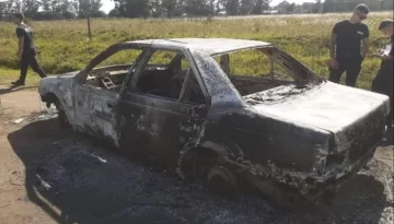 Le robaron el auto y apareció totalmente incendiado