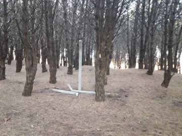 Vandalismo en el Club Villa: tiraron los postes del nuevo alambrado