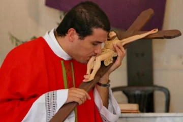 Un cura rechazó el pase sanitario en las iglesias: “¿Quién carajo es Kicillof?”