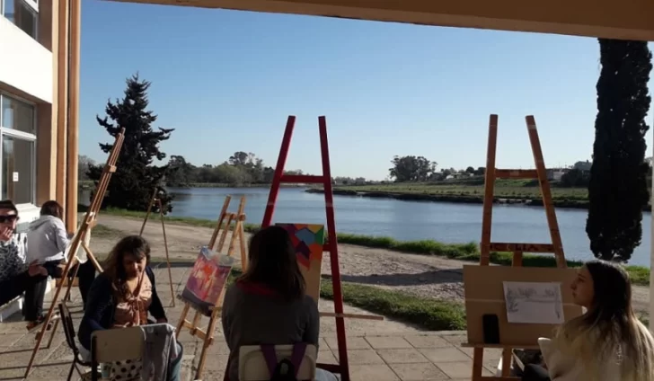Subasta de obras de artistas locales en la Escuela Orillas del Quequén