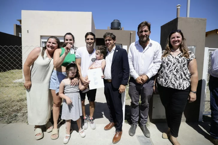 Bahía Blanca: Kicillof entregó 25 viviendas y 425 escrituras gratuitas