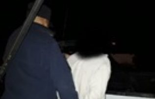 Les tiro una silla a los Policías