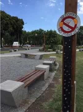 Carteles de concientización en la plazoleta de la Juventud