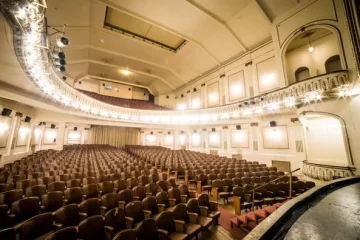 Cumple hoy 90 años el Teatro París