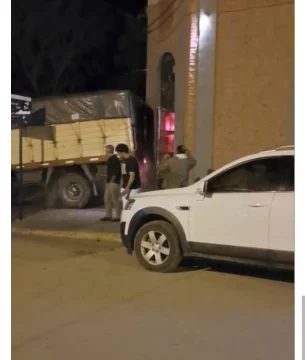 Chocó con el camión la entrada de un boliche porque lo echaron