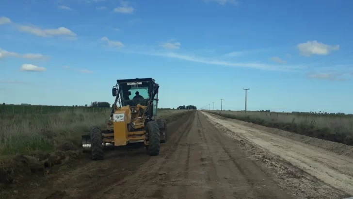 Reparan caminos rurales