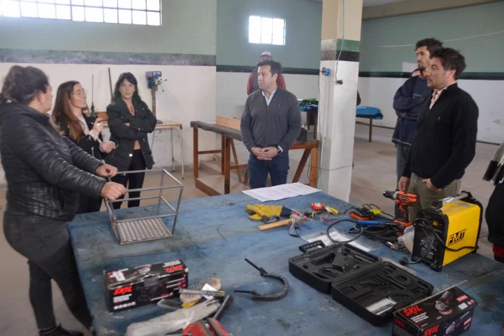 Entregan herramientas en el Polo productivo