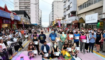 Quedó inaugurado el paseo “Arte a tus pies” en la Peatonal 83