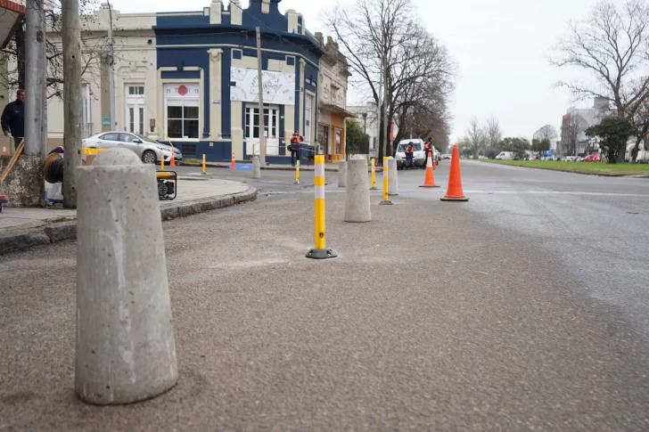 Instalan bolardos para la seguridad vial en 58 y 63