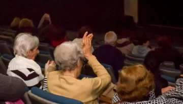 En vacaciones, los abuelos y sus nietos van gratis al cine