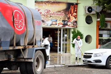 La municipalidad limpia y desinfecta veredas como medida de prevención