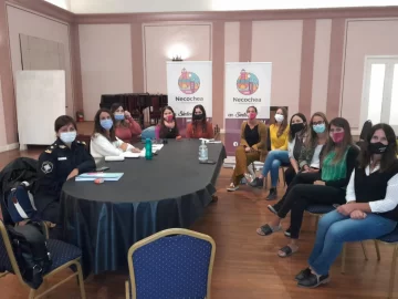 Reunión para acompañar a mujeres por violencia de género