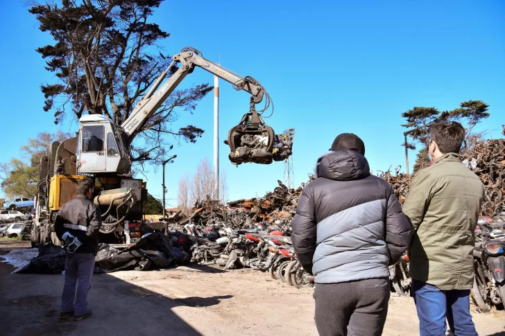 Compactan 1400 motos y 460 autos del predio de tránsito