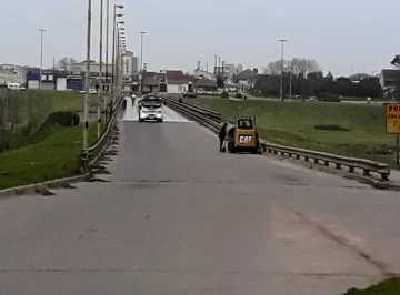 Realizaron tareas de limpieza en el puente Dardo Rocha