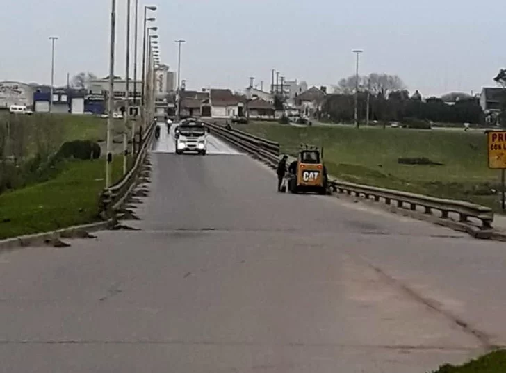 Realizaron tareas de limpieza en el puente Dardo Rocha