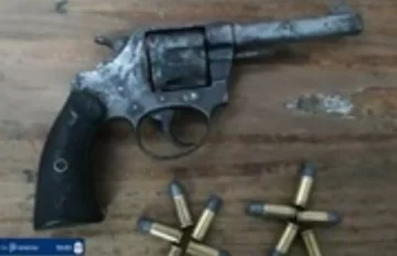 Secuestran revólver y aprehenden a una mujer
