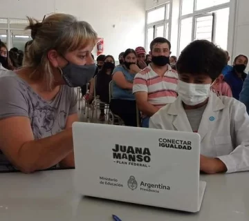 Entregan Netbooks en escuelas secundarias