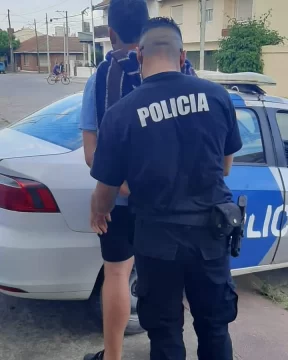 Arrestan a dos hombres en operativos policiales