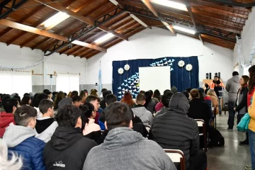 Concientizan a alumnos sobre los riesgos de andar en moto sin casco