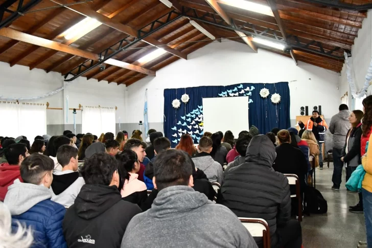 Concientizan a alumnos sobre los riesgos de andar en moto sin casco