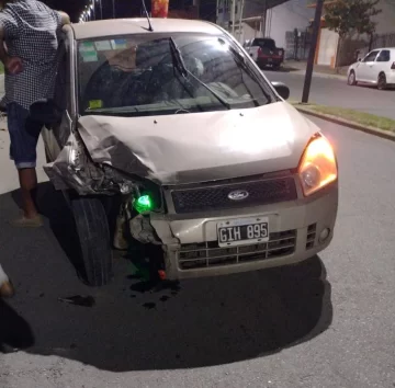 Chocó a dos vehículos estacionados