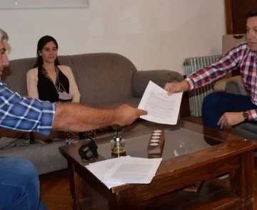La ACT le entregó su propuesta para el Casino al intendente Rojas