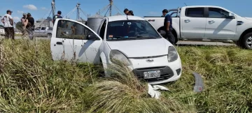 Ruta 227: Un auto se despistó y se chocó un tractor