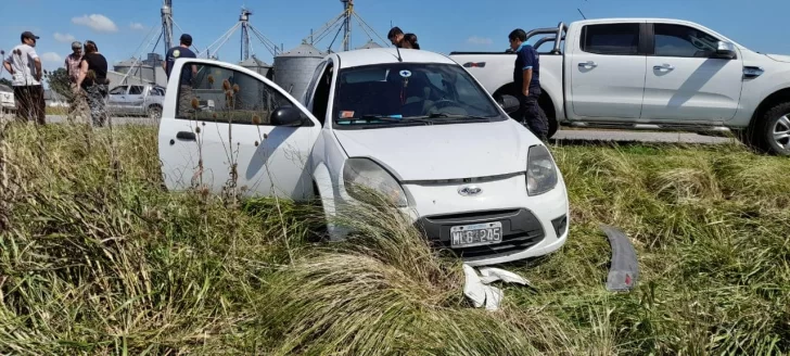 Ruta 227: Un auto se despistó y se chocó un tractor