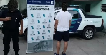 La amenazó con armas de fuego