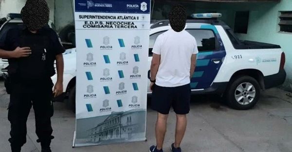 La amenazó con armas de fuego