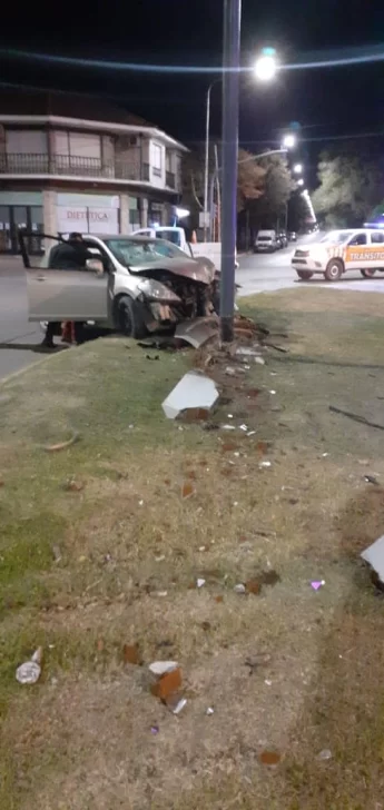 Alcoholizado se chocó un poste en la rotonda