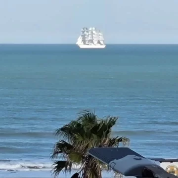 La fragata Libertad pasó frente a nuestras costas