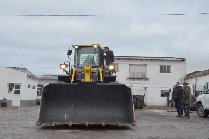 Después de 20 años, el municipio adquirió maquinaria vial