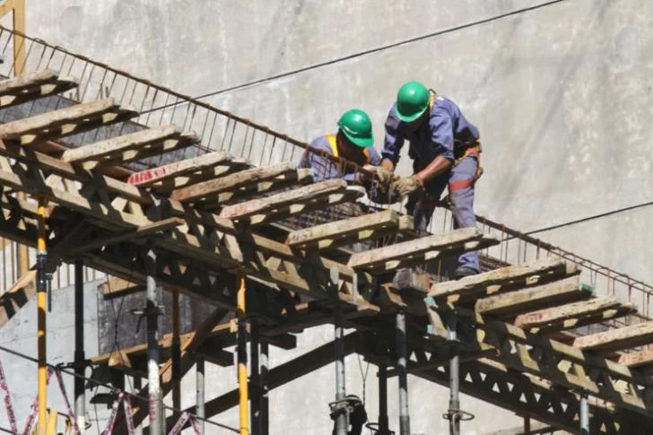 La industria y la construcción siguieron cayendo en enero