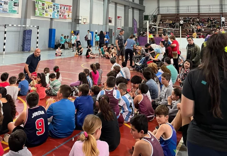 Las escuelas municipales cerraron el año junto a las familias en el Polideportivo